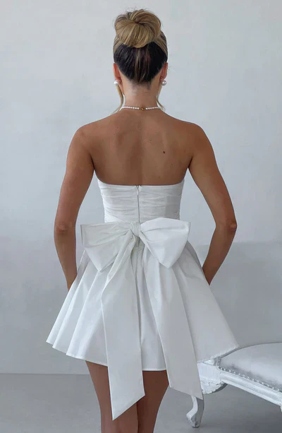 Damen Kleid | Kurze Schnittform mit klarer Linienführung - Image 2