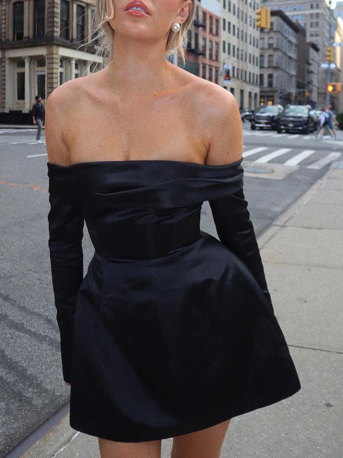 Valentinstagskleid | Off-Shoulder Mini mit klarer Silhouette